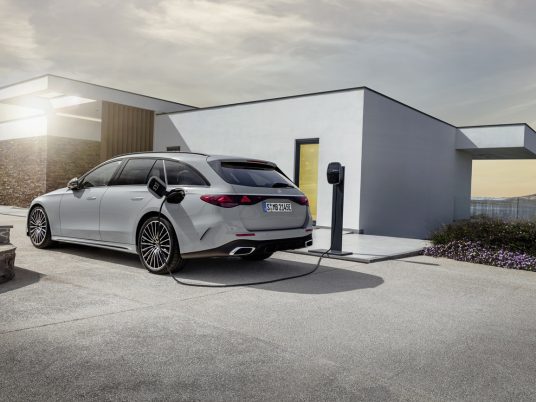 Mercedes-Benz E-Klasse T-Modell, AMG Line, Night Paket; Exterieur: MANUFAKTUR alpingrau uni; Interieur: AMG Line, Nappaleder nevagrau/schwarz, Mittelkonsole in Metall-Mischgewebe silber hell Mercedes-Benz E-Class Estate, AMG line, night package; exterior: MANUFAKTUR alpine grey solid; interior: AMG line, nappa leather neva grey/black, light silver metallic mixed fabric centre console