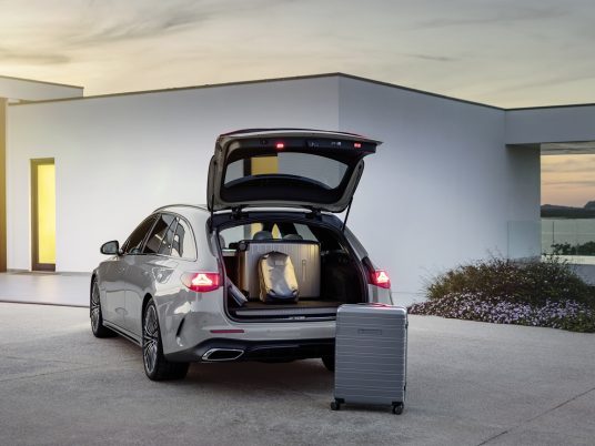 Mercedes-Benz E-Klasse T-Modell, AMG Line, Night Paket; Exterieur: MANUFAKTUR alpingrau uni; Interieur: AMG Line, Nappaleder nevagrau/schwarz, Mittelkonsole in Metall-Mischgewebe silber hell Mercedes-Benz E-Class Estate, AMG line, night package; exterior: MANUFAKTUR alpine grey solid; interior: AMG line, nappa leather neva grey/black, light silver metallic mixed fabric centre console