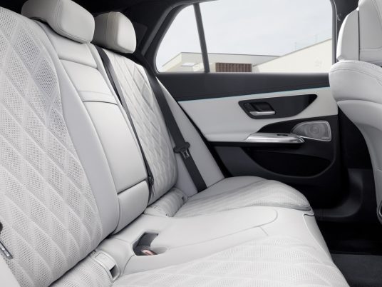 Mercedes-Benz E-Klasse T-Modell, AMG Line, Night Paket; Exterieur: MANUFAKTUR alpingrau uni; Interieur: AMG Line, Nappaleder nevagrau/schwarz, Mittelkonsole in Metall-Mischgewebe silber hell Mercedes-Benz E-Class Estate, AMG line, night package; exterior: MANUFAKTUR alpine grey solid; interior: AMG line, nappa leather neva grey/black, light silver metallic mixed fabric centre console