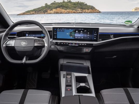 Opel maakt geen gewag van snelladen voor de accu van zijn Grandland PHEV. Reken op AC 3 uur met een Type 3-kabel en bijna 9 uur met een Type 2-kabel.