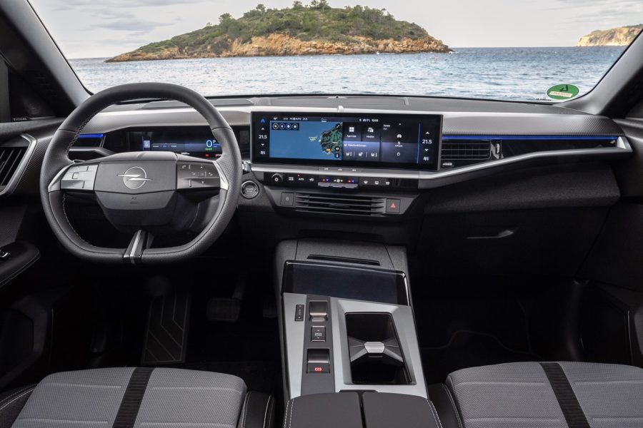 Opel maakt geen gewag van snelladen voor de accu van zijn Grandland PHEV. Reken op AC 3 uur met een Type 3-kabel en bijna 9 uur met een Type 2-kabel.