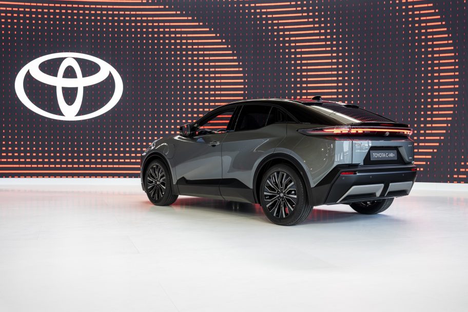 Toyota-C-HR+_-4