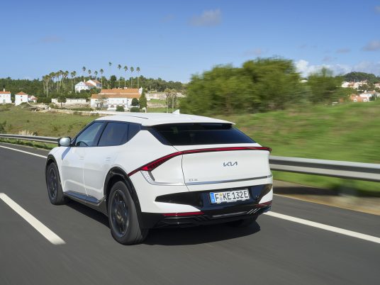 kia-new-ev6-baseline-my25-snow-white-pearl-dynamic-digital-1920x1080-007