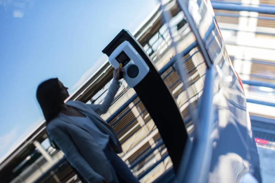 Energie- en laadplatform reev introduceert Smart Recovery: AI-functie die laadstations automatisch weer online brengt