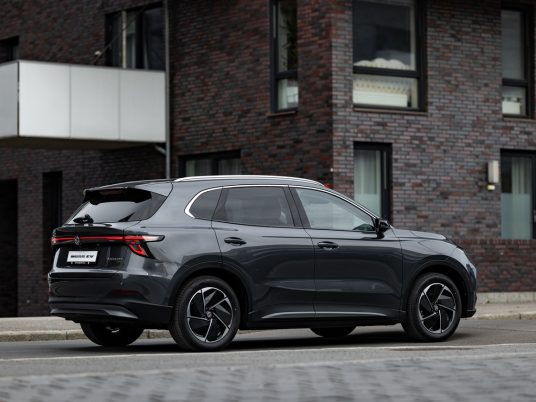 La grande batterie récupère de 10 à 80% d'autonomie en 28 minutes avec un pic à 139 kW.