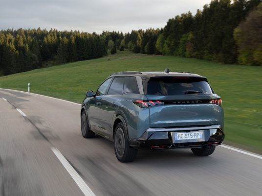 PEUGEOT_E5008DUALMOTORTESTDRIVE_2311TC_0250_ld