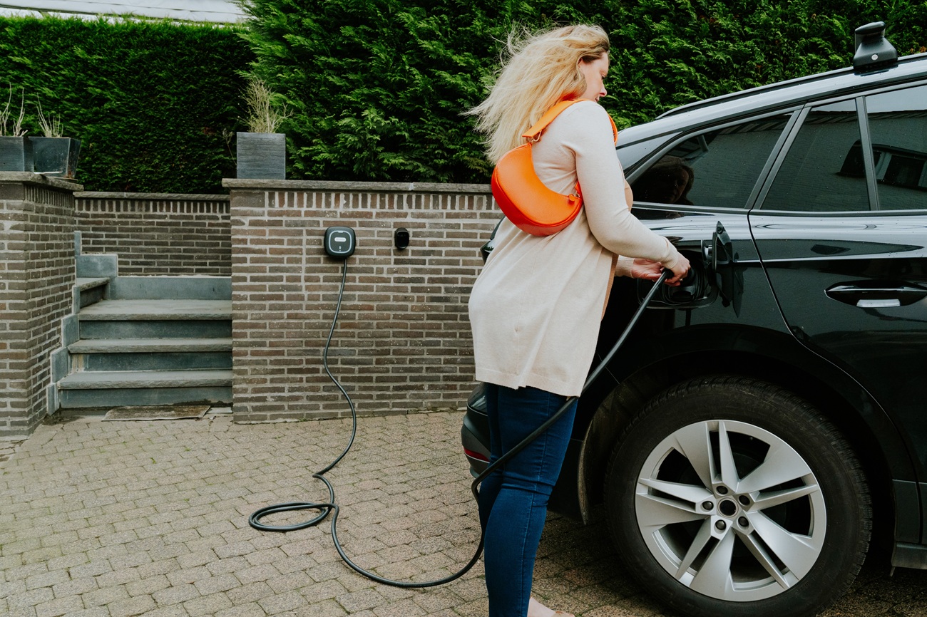 EV
Pack shot,  EV,  Adult,  Alloy Wheel,  Car,  Car Wheel,  Female,  Machine,  Spoke,  Tire,  Vehicle,  Wheel