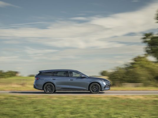 2025_BYD_SEAL6_Action_004