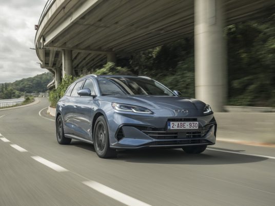 2025_BYD_SEAL6_Action_010