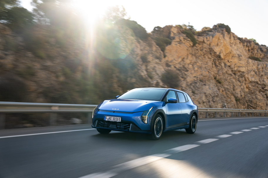 kia-ev4-base-line-blue-flame-dynamic-hires-001