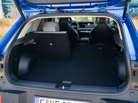 kia-ev4-base-line-blue-flame-interior-hires-014