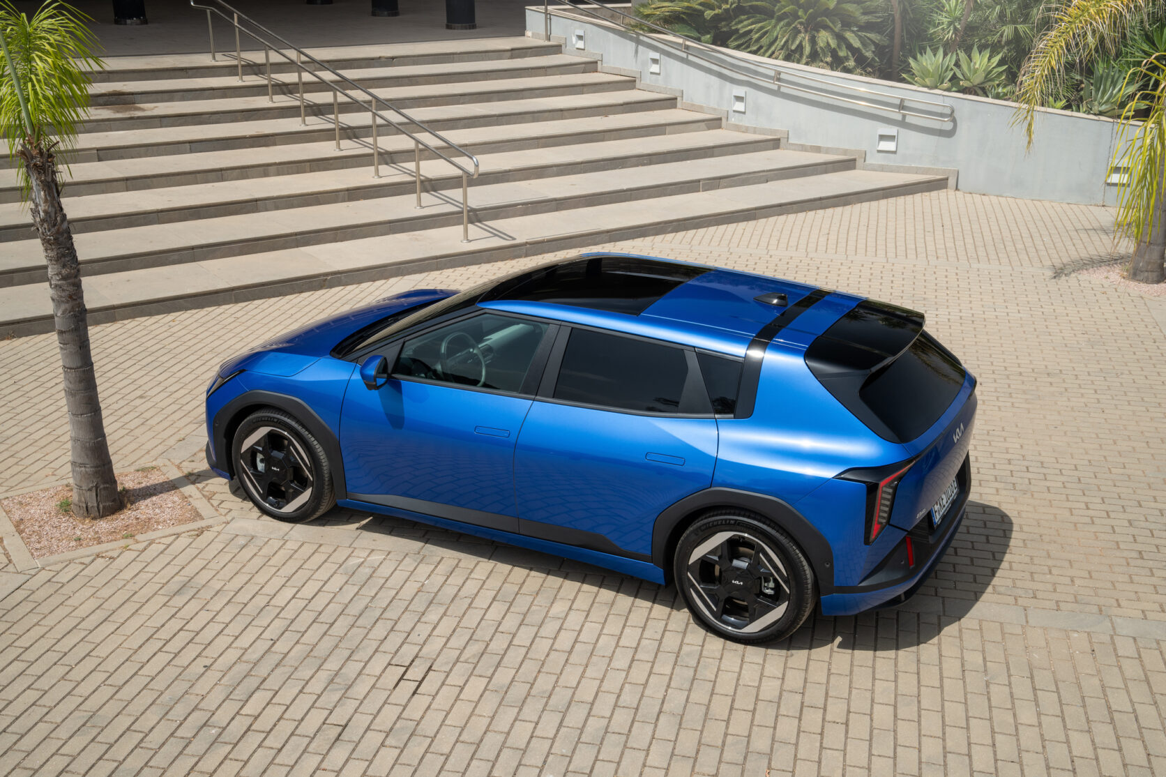 kia-ev4-base-line-blue-flame-static-hires-005