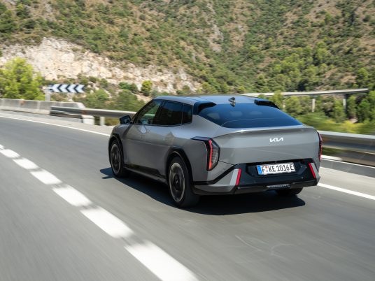 kia-ev4-fastback-gt-line-shale-gray-dynamic-hires-001