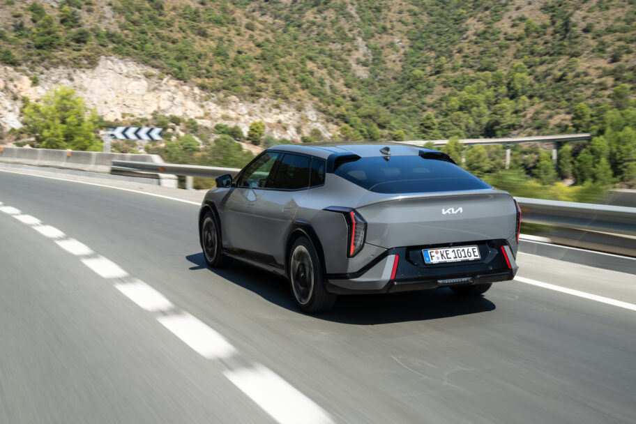 kia-ev4-fastback-gt-line-shale-gray-dynamic-hires-001