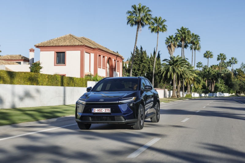 2026_bZ4X FWD_Deep Blue Metallic_Dynamic_024