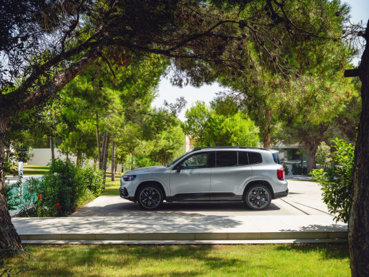 Der neue elektrische Mercedes-Benz GLB. Hightechsilber. The all-new electric Mercedes-Benz GLB. High-tech silver.