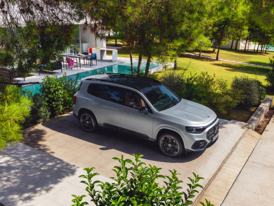 Der neue elektrische Mercedes-Benz GLB. Hightechsilber. The all-new electric Mercedes-Benz GLB. High-tech silver.