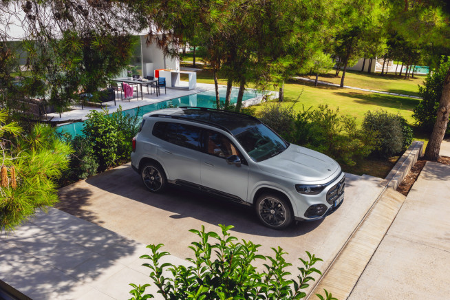 Der neue elektrische Mercedes-Benz GLB. Hightechsilber. The all-new electric Mercedes-Benz GLB. High-tech silver.