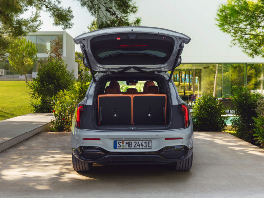 Der neue elektrische Mercedes-Benz GLB. Das Polster Beech Brown ist derzeit nicht verfügbar und wird zu einem späteren Zeitpunkt angeboten. Der Zeitpunkt der Verfügbarkeit kann sich ändern. The all-new electric Mercedes-Benz GLB. The upholstery Beech Brown is currently not available and will be offered at a later date. Availability timing is subject to change.