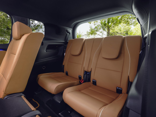 Der neue elektrische Mercedes-Benz GLB. Das Polster Beech Brown ist derzeit nicht verfügbar und wird zu einem späteren Zeitpunkt angeboten. Der Zeitpunkt der Verfügbarkeit kann sich ändern. The all-new electric Mercedes-Benz GLB. The upholstery Beech Brown is currently not available and will be offered at a later date. Availability timing is subject to change.