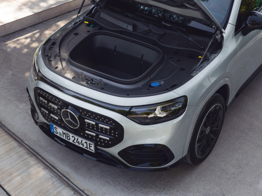 Der neue elektrische Mercedes-Benz GLB. Hightechsilber. The all-new electric Mercedes-Benz GLB. High-tech silver.