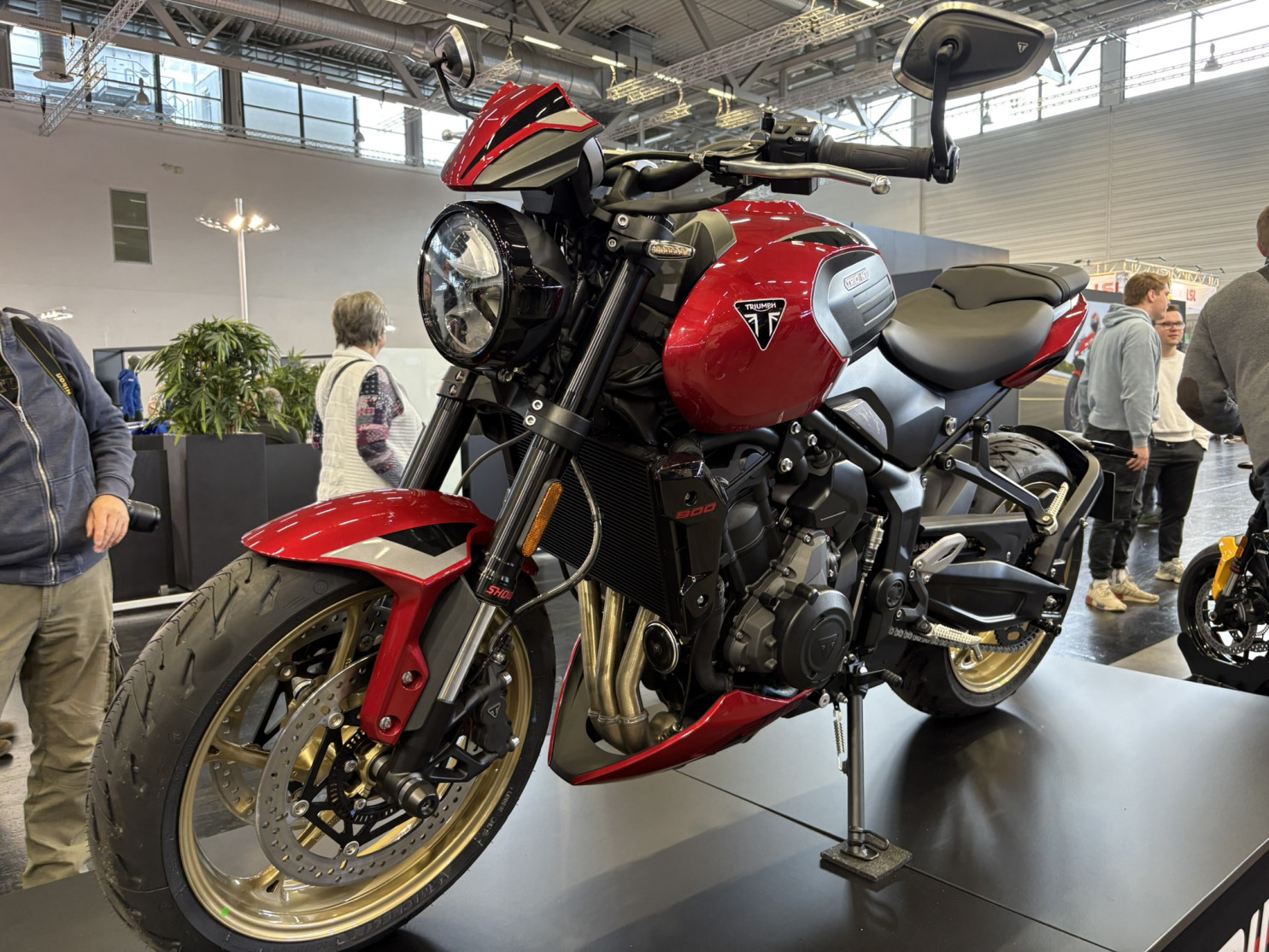 6 Triumph Trident 800