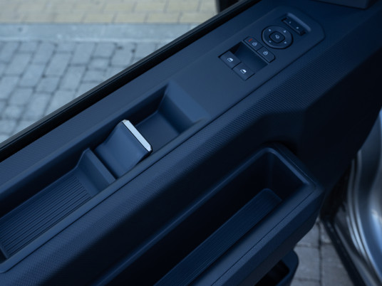 kia-pv5-cargo-clear-white-interior-digital-1920x1080-015