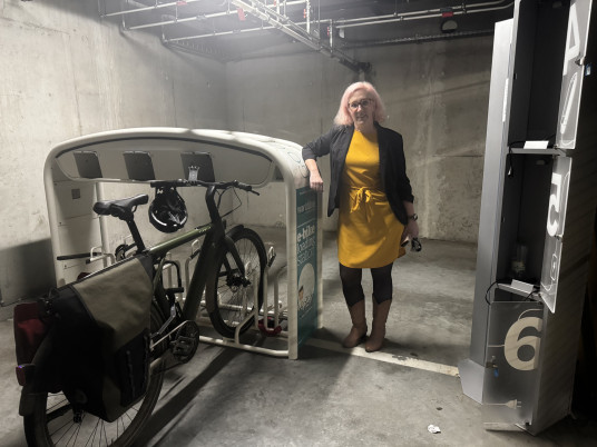 Pour booster l'usage du vélo, des parkings dédiés et sécurisés ont été installés, avec des stations de recharge et des outils pour de petites réparations.