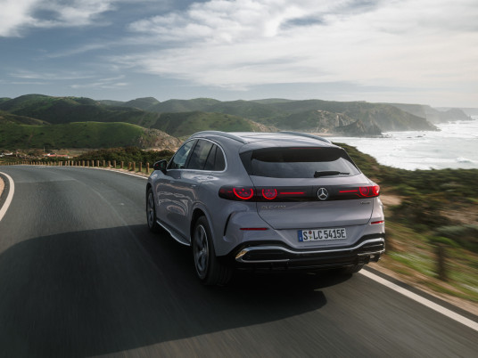 Test Drive elektrischer Mercedes-Benz GLC, Algarve, Portugal 2026. Exterieur: AMG Line, Metalliclack lavender silber Interieur: Leder ivory beige / schwarz Mercedes-Benz GLC 400 4MATIC mit EQ Technologie: Energieverbrauch kombiniert: 18,9‒14,9 kWh/100 km | CO₂-Emissionen kombiniert: 0 g/km | CO₂-Klasse: A // Test Drive electric Mercedes-Benz GLC, Algarve, Portugal 2026. Exterior: AMG Line, lavender silver metallic Interior: Leather ivory beige / black Mercedes-Benz GLC 400 4MATIC with EQ Technology: Combined energy consumption: 18.9–14.9 kWh/100 km | Combined CO₂ emissions: 0 g/km | CO₂ efficiency class: A