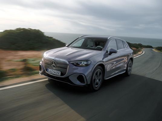 Test Drive elektrischer Mercedes-Benz GLC, Algarve, Portugal 2026. Exterieur: AMG Line, Metalliclack lavender silber Interieur: Leder ivory beige / schwarz Mercedes-Benz GLC 400 4MATIC mit EQ Technologie: Energieverbrauch kombiniert: 18,9‒14,9 kWh/100 km | CO₂-Emissionen kombiniert: 0 g/km | CO₂-Klasse: A // Test Drive electric Mercedes-Benz GLC, Algarve, Portugal 2026. Exterior: AMG Line, lavender silver metallic Interior: Leather ivory beige / black Mercedes-Benz GLC 400 4MATIC with EQ Technology: Combined energy consumption: 18.9–14.9 kWh/100 km | Combined CO₂ emissions: 0 g/km | CO₂ efficiency class: A