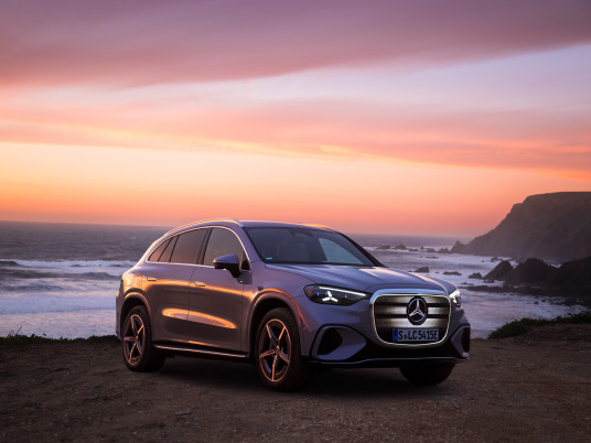 Test Drive elektrischer Mercedes-Benz GLC, Algarve, Portugal 2026. Exterieur: AMG Line, Metalliclack lavender silber Interieur: Leder ivory beige / schwarz Mercedes-Benz GLC 400 4MATIC mit EQ Technologie: Energieverbrauch kombiniert: 18,9‒14,9 kWh/100 km | CO₂-Emissionen kombiniert: 0 g/km | CO₂-Klasse: A // Test Drive electric Mercedes-Benz GLC, Algarve, Portugal 2026. Exterior: AMG Line, lavender silver metallic Interior: Leather ivory beige / black Mercedes-Benz GLC 400 4MATIC with EQ Technology: Combined energy consumption: 18.9–14.9 kWh/100 km | Combined CO₂ emissions: 0 g/km | CO₂ efficiency class: A