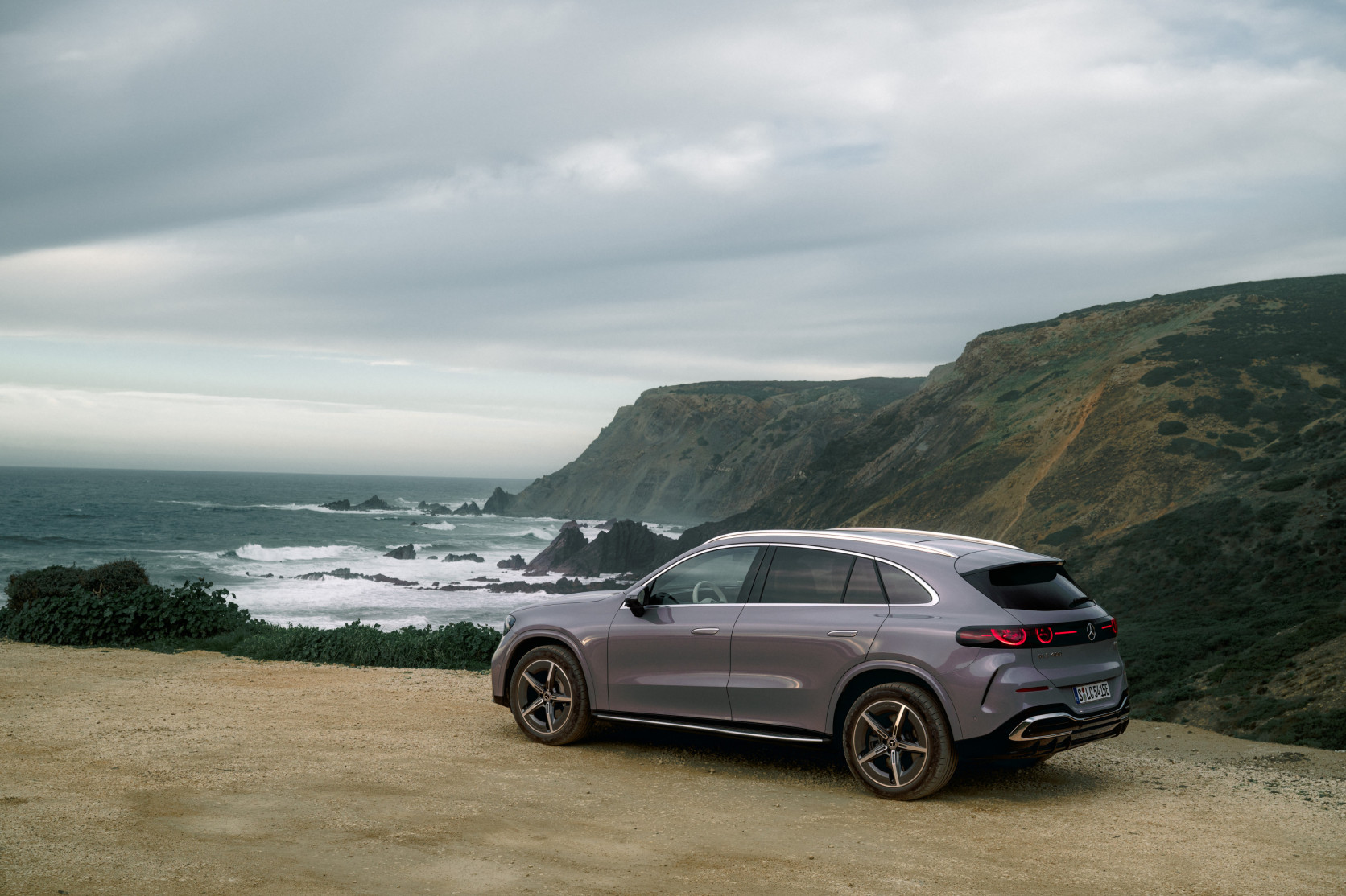Test Drive elektrischer Mercedes-Benz GLC, Algarve, Portugal 2026. Exterieur: AMG Line, Metalliclack lavender silber Interieur: Leder ivory beige / schwarz Mercedes-Benz GLC 400 4MATIC mit EQ Technologie: Energieverbrauch kombiniert: 18,9‒14,9 kWh/100 km | CO₂-Emissionen kombiniert: 0 g/km | CO₂-Klasse: A // Test Drive electric Mercedes-Benz GLC, Algarve, Portugal 2026. Exterior: AMG Line, lavender silver metallic Interior: Leather ivory beige / black Mercedes-Benz GLC 400 4MATIC with EQ Technology: Combined energy consumption: 18.9–14.9 kWh/100 km | Combined CO₂ emissions: 0 g/km | CO₂ efficiency class: A