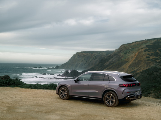 Test Drive elektrischer Mercedes-Benz GLC, Algarve, Portugal 2026. Exterieur: AMG Line, Metalliclack lavender silber Interieur: Leder ivory beige / schwarz Mercedes-Benz GLC 400 4MATIC mit EQ Technologie: Energieverbrauch kombiniert: 18,9‒14,9 kWh/100 km | CO₂-Emissionen kombiniert: 0 g/km | CO₂-Klasse: A // Test Drive electric Mercedes-Benz GLC, Algarve, Portugal 2026. Exterior: AMG Line, lavender silver metallic Interior: Leather ivory beige / black Mercedes-Benz GLC 400 4MATIC with EQ Technology: Combined energy consumption: 18.9–14.9 kWh/100 km | Combined CO₂ emissions: 0 g/km | CO₂ efficiency class: A