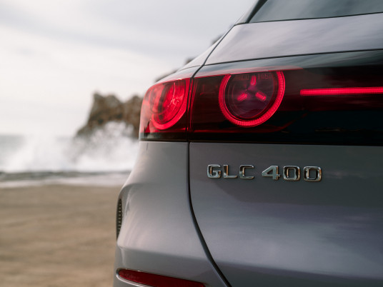 Test Drive elektrischer Mercedes-Benz GLC, Algarve, Portugal 2026. Exterieur: AMG Line, Metalliclack lavender silber Interieur: Leder ivory beige / schwarz Mercedes-Benz GLC 400 4MATIC mit EQ Technologie: Energieverbrauch kombiniert: 18,9‒14,9 kWh/100 km | CO₂-Emissionen kombiniert: 0 g/km | CO₂-Klasse: A // Test Drive electric Mercedes-Benz GLC, Algarve, Portugal 2026. Exterior: AMG Line, lavender silver metallic Interior: Leather ivory beige / black Mercedes-Benz GLC 400 4MATIC with EQ Technology: Combined energy consumption: 18.9–14.9 kWh/100 km | Combined CO₂ emissions: 0 g/km | CO₂ efficiency class: A