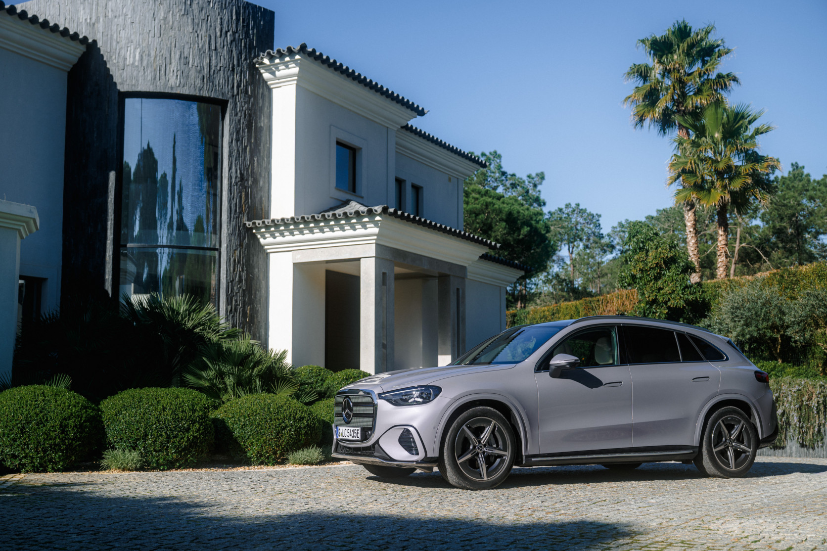Test Drive elektrischer Mercedes-Benz GLC, Algarve, Portugal 2026. Exterieur: AMG Line, Metalliclack lavender silber Interieur: Leder ivory beige / schwarz Mercedes-Benz GLC 400 4MATIC mit EQ Technologie: Energieverbrauch kombiniert: 18,9‒14,9 kWh/100 km | CO₂-Emissionen kombiniert: 0 g/km | CO₂-Klasse: A // Test Drive electric Mercedes-Benz GLC, Algarve, Portugal 2026. Exterior: AMG Line, lavender silver metallic Interior: Leather ivory beige / black Mercedes-Benz GLC 400 4MATIC with EQ Technology: Combined energy consumption: 18.9–14.9 kWh/100 km | Combined CO₂ emissions: 0 g/km | CO₂ efficiency class: A