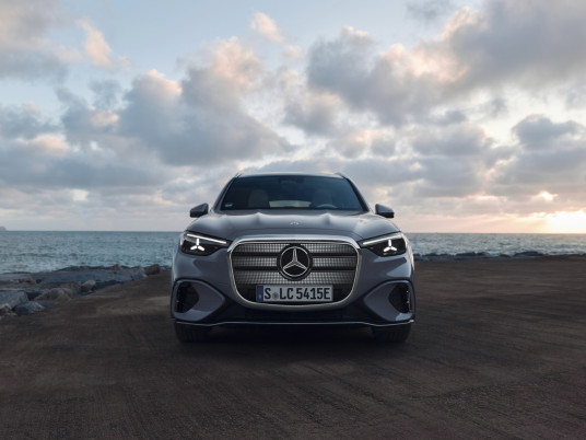 Test Drive elektrischer Mercedes-Benz GLC, Algarve, Portugal 2026. Exterieur: AMG Line, Metalliclack lavender silber Interieur: Leder ivory beige / schwarz Mercedes-Benz GLC 400 4MATIC mit EQ Technologie: Energieverbrauch kombiniert: 18,9‒14,9 kWh/100 km | CO₂-Emissionen kombiniert: 0 g/km | CO₂-Klasse: A // Test Drive electric Mercedes-Benz GLC, Algarve, Portugal 2026. Exterior: AMG Line, lavender silver metallic Interior: Leather ivory beige / black Mercedes-Benz GLC 400 4MATIC with EQ Technology: Combined energy consumption: 18.9–14.9 kWh/100 km | Combined CO₂ emissions: 0 g/km | CO₂ efficiency class: A