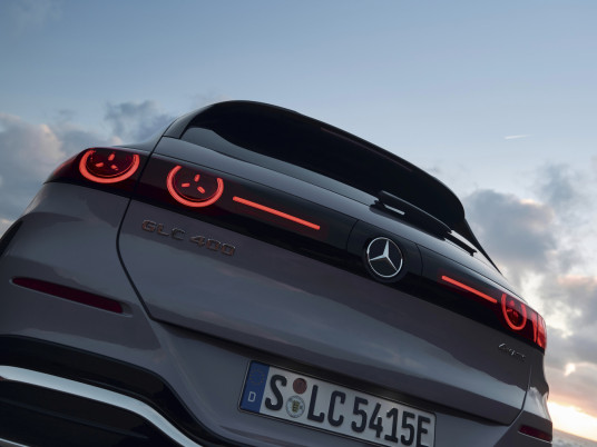 Test Drive elektrischer Mercedes-Benz GLC, Algarve, Portugal 2026. Exterieur: AMG Line, Metalliclack lavender silber Interieur: Leder ivory beige / schwarz Mercedes-Benz GLC 400 4MATIC mit EQ Technologie: Energieverbrauch kombiniert: 18,9‒14,9 kWh/100 km | CO₂-Emissionen kombiniert: 0 g/km | CO₂-Klasse: A // Test Drive electric Mercedes-Benz GLC, Algarve, Portugal 2026. Exterior: AMG Line, lavender silver metallic Interior: Leather ivory beige / black Mercedes-Benz GLC 400 4MATIC with EQ Technology: Combined energy consumption: 18.9–14.9 kWh/100 km | Combined CO₂ emissions: 0 g/km | CO₂ efficiency class: A