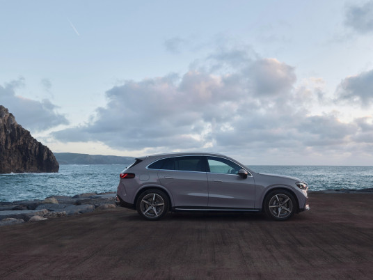 Test Drive elektrischer Mercedes-Benz GLC, Algarve, Portugal 2026. Exterieur: AMG Line, Metalliclack lavender silber Interieur: Leder ivory beige / schwarz Mercedes-Benz GLC 400 4MATIC mit EQ Technologie: Energieverbrauch kombiniert: 18,9‒14,9 kWh/100 km | CO₂-Emissionen kombiniert: 0 g/km | CO₂-Klasse: A // Test Drive electric Mercedes-Benz GLC, Algarve, Portugal 2026. Exterior: AMG Line, lavender silver metallic Interior: Leather ivory beige / black Mercedes-Benz GLC 400 4MATIC with EQ Technology: Combined energy consumption: 18.9–14.9 kWh/100 km | Combined CO₂ emissions: 0 g/km | CO₂ efficiency class: A