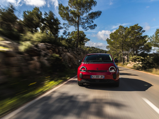 RenaultTwingoE-TechElectric_AbsolutRed_Action©ThomasCortesi-1