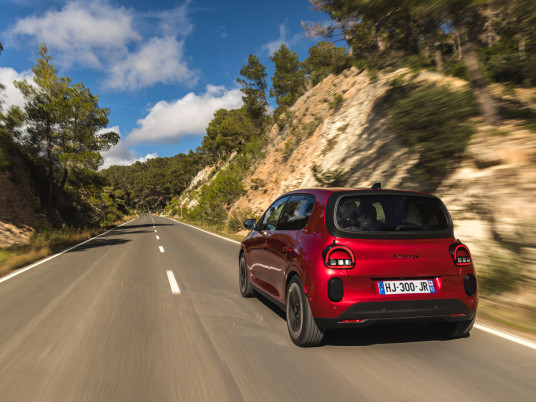 RenaultTwingoE-TechElectric_AbsolutRed_Action©ThomasCortesi-14