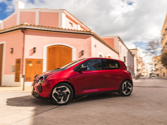 RenaultTwingoE-TechElectric_AbsolutRed_Action©ThomasCortesi-6