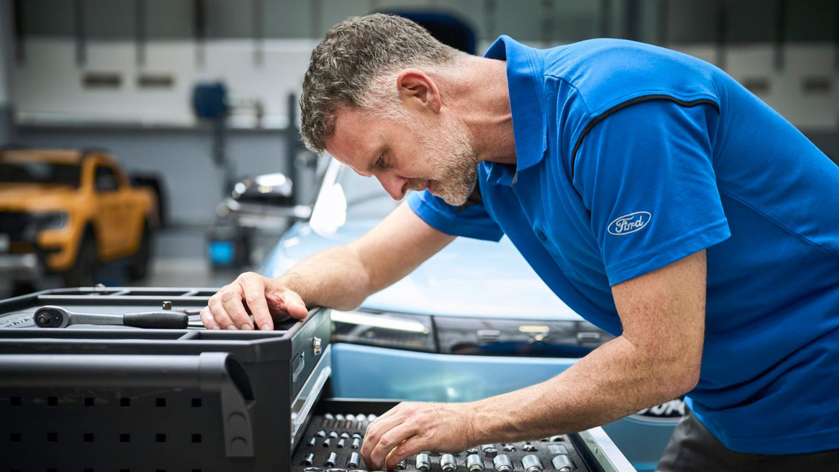 ford-servicing-eu-fcsd_expert_servicing_a_truck-16x9-2160x1215