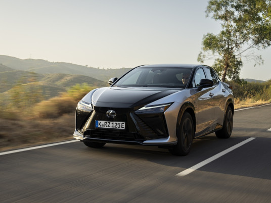 2025 RZ 550e F SPORT Sonic Platinum 018 Dynamic_ld