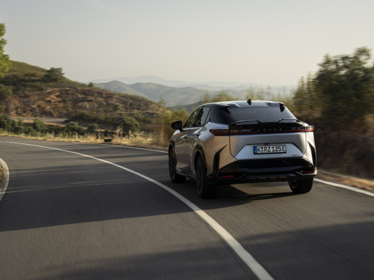 2025 RZ 550e F SPORT Sonic Platinum 021 Dynamic_ld