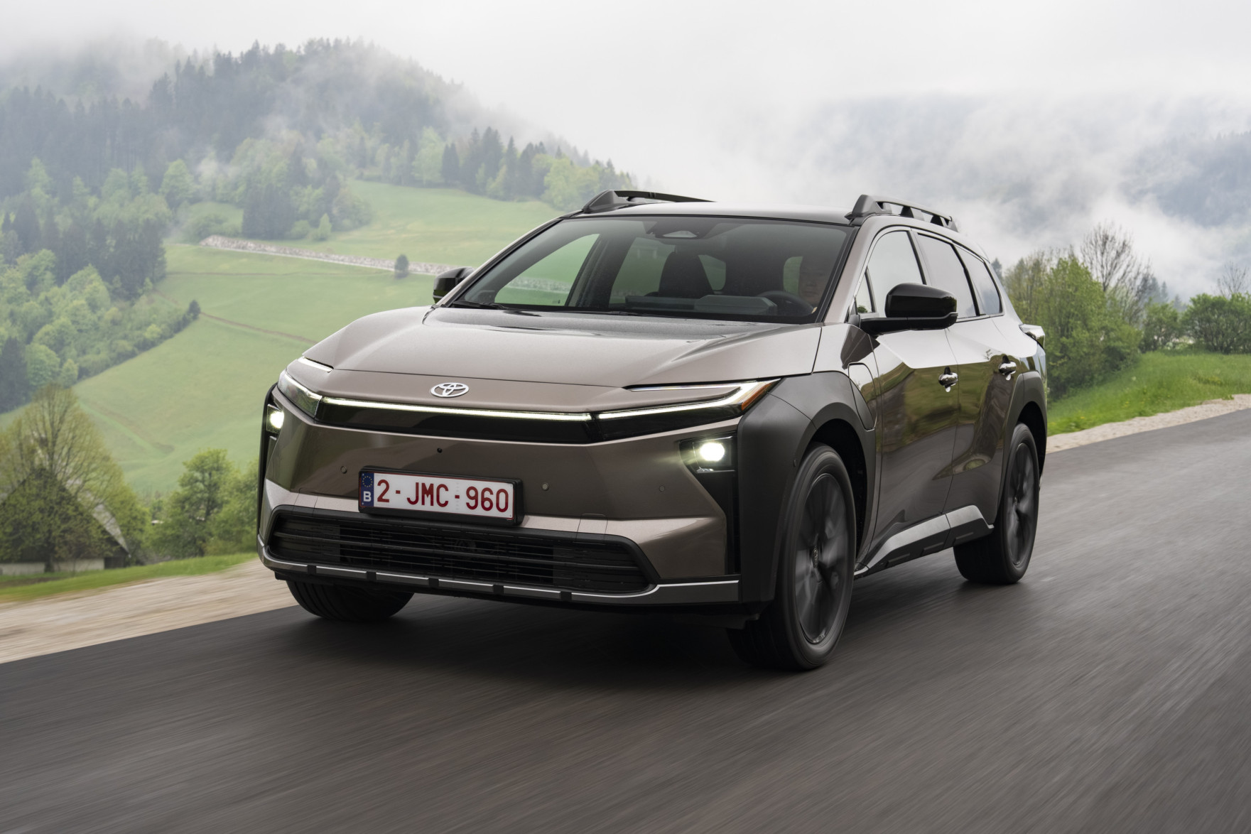 2026_Toyota bZ4X Touring_AWD_Brilliant Bronze Metallic_dynamic_041