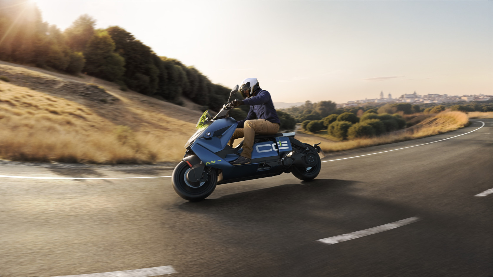 P90606332_highRes_the-new-bmw-ce-04-07