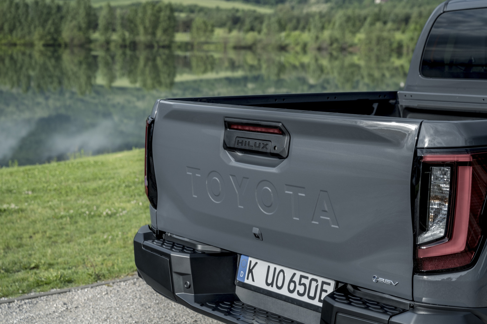 2026_Hilux BEV_High Grade_Ash Grey_Detail_002