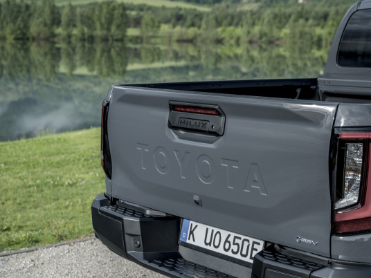 2026_Hilux BEV_High Grade_Ash Grey_Detail_002