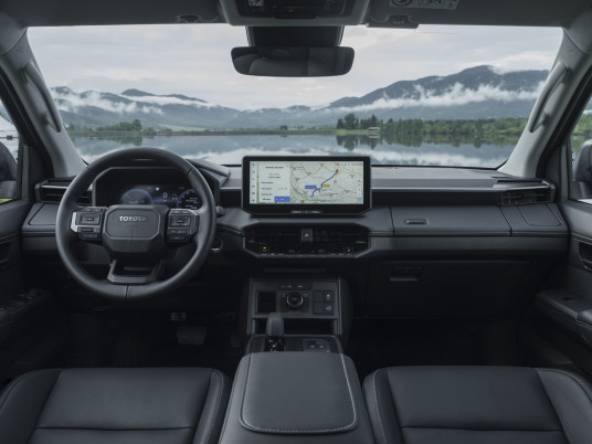 2026_Hilux BEV_High Grade_Ash Grey_Detail_005
