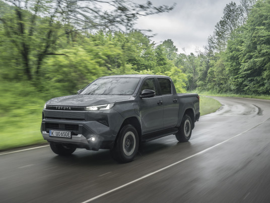 2026_Hilux BEV_High Grade_Ash Grey_Dynamic_001